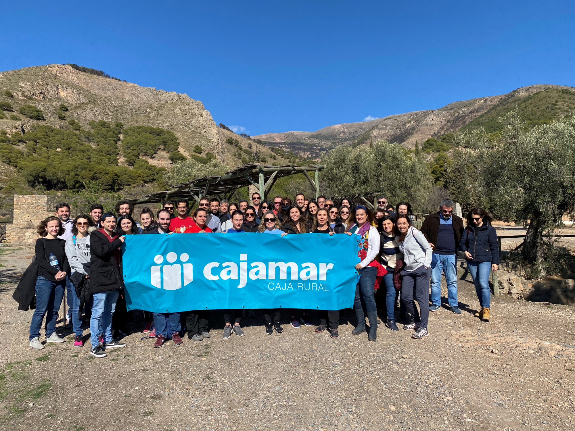 Empleados de Cajamar ayudan a reforestar el Parque de Castala tras el incendio del año pasado