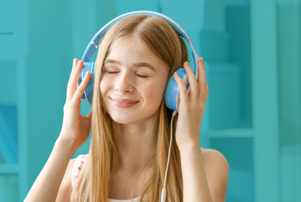 Dime que música escuchas y te diré si estamos en crisis La investigación se basa en el análisis sentimental que se puede aplicar informáticamente a partir del lenguaje natural de las letras de las canciones. Han analizado los textos de la base de datos de Billboard, que ha registrado las cien canciones más escuchadas semanalmente en Estados Unidos desde los años cincuenta hasta hoy en día. Los profesores explican asimismo su método: “Creamos un indicador para cuantificar lo positiva o negativa que es la música que se escucha cada semana y, tras consultar literatura relacionada con el consumo y el bienestar, descubrimos que el desempleo solía ser una variable que afectaba bastante a cómo se siente una persona y quisimos descubrir si existía alguna relación entre desempleo y la música que se escuchaba”.  En momentos de crisis económica, música alegre A pesar de que esperaban lo contrario, comprobaron que cuanto más desempleo había, más música positiva se escuchaba.   “Existen bastantes estudios de psicología que afirman que la música se utiliza para alegrarnos así que, a partir, de este primer análisis, añadimos a nuestro estudio más variables económicas aparte del desempleo, como la inflación, los tipos de interés o las oscilaciones de la bolsa para incorporar una imagen más completa de la situación económica”. El resultado fue que cuánto peor era la situación económica, más positiva era la música que se escuchaba. Además, “descubrimos que se aplicaba el ‘efecto pintalabios’ pero de forma cultural que mencionamos en el estudio. Y es que, se ha comprobado que, cuando hay crisis, aumentan las ventas de cosméticos y otros productos baratos que nos hacen sentir bien para animarnos, y en eso los cosméticos ayudan”.  En total se revisaron 28.747 canciones diferentes publicadas en estos 62 años. Como ejemplo, se puede observar la aparición de Diamonds, de Rihanna, en 2012, un año marcado por un largo periodo de alto desempleo tras la crisis financiera de 2008. Igualmente, sólo tres de las diez canciones más positivas alcanzaron el número uno en periodos en los que la tasa de paro era menor de 6%, eso teniendo en cuenta que en el 60 % del tiempo analizado el desempleo estaba por debajo de la media. En otras palabras, en épocas en las que hay menos paro también hay menos canciones positivas de las que cabría esperar. En el lado opuesto encontramos que cuando el desempleo es más elevado se concentran más canciones alegres.