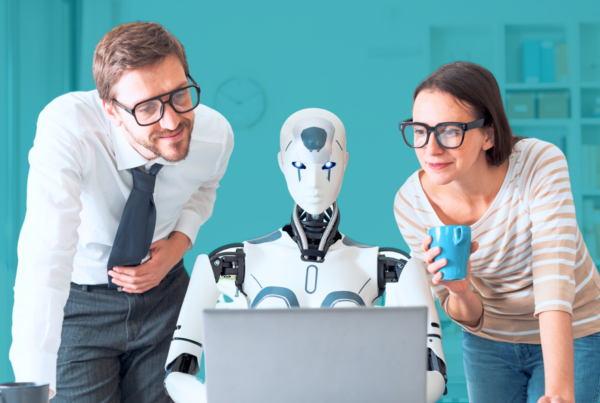 La mejor forma de involucrar a tus empleados en el uso de IA generativa