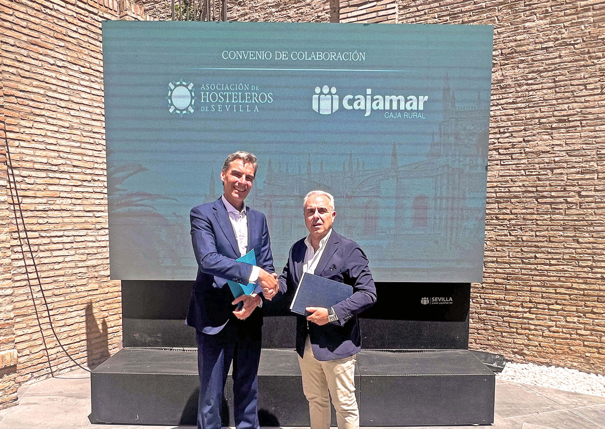 Los hosteleros de Sevilla firman un convenio con Cajamar con condiciones preferenciales para sus asociados