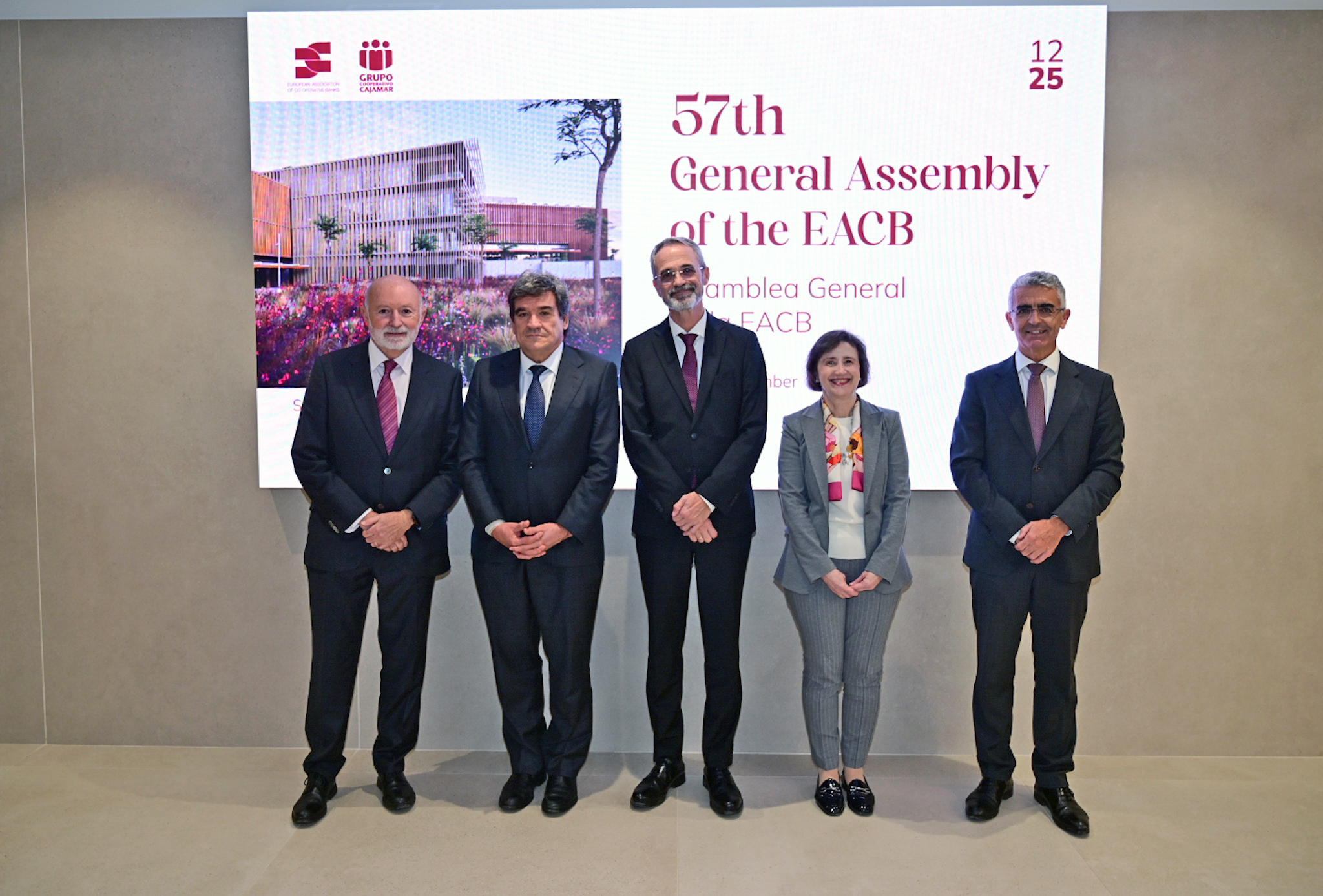 Grupo Cajamar, la Asociación Europea de Banca Cooperativa y el gobernador del Banco de España analizan el papel de la banca cooperativa en el desarrollo de los territorios