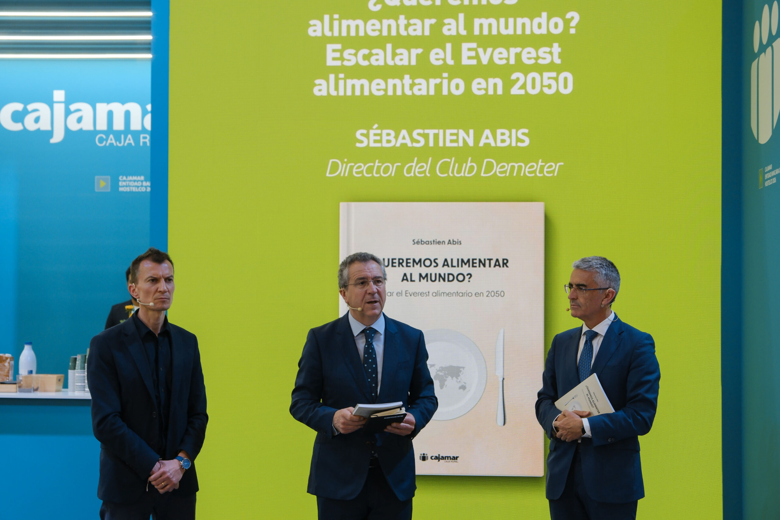 Cajamar presenta la obra ¿Queremos alimentar al mundo? Escalar el Everest alimentario en 2050, de Sébastien Abis