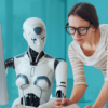 Managers aumentados por IA_ qué tareas delegar y cuáles no criterio, contexto, relaciones, y decisión. Ahora bien, tal y como aprendió el bueno de Spiderman, todo gran poder conlleva una gran responsabilidad. Esto es importante porque la IA nunca sustituye al manager, sino que le permite trabajar mejor. Y de igual modo, de superhéroe a superhéroe, a Superman con todos sus poderes galácticos también se le puso enfrente su talón de Aquiles llamado kritopnita. Qué delegar en la era de la IA Significa en nuestro caso que los managers aumentados por IA también tienen que ser capaces de saber qué tareas delegar y cuáles no a la IA. Las tareas que un manager debería delegar en la IA son las más repetitivas, las que necesitan de análisis o de síntesis. Unos ejemplos para ilustrar estas funciones son: la preparación de reuniones ejecutivas, el análisis de información estratégica, los resúmenes de los informes extensos de los proyectos y los objetivos, la realización de estudios comparados entre documentos, o el análisis de la competencia directa. Un manager también puede probar a delegar en la IA la gestión del conocimiento básico de la compañía. Por ejemplo: la documentación de la toma de las decisiones, crear un listado de ‘preguntas más frecuentes’ para poder ser consultadas de forma interna, o la organización de los archivos. Respecto a la preparación de la toma de decisiones, la IA puede diseñar los posibles escenarios, los pros y sus contras y dibujar un mapa de riesgos. Las tareas que no debe delegar un manager a la IA son las tareas que suponen un juicio intelectual, que están basadas en la jerarquía y el poder o las que diseñan la cultura de la empresa. El ejemplo más sencillo es que la IA puede proponer todo tipo de acciones para tomar decisiones estratégicas, pero la decisión final debe ser humana.