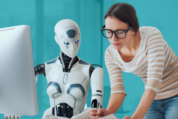 Managers aumentados por IA_ qué tareas delegar y cuáles no criterio, contexto, relaciones, y decisión. Ahora bien, tal y como aprendió el bueno de Spiderman, todo gran poder conlleva una gran responsabilidad. Esto es importante porque la IA nunca sustituye al manager, sino que le permite trabajar mejor. Y de igual modo, de superhéroe a superhéroe, a Superman con todos sus poderes galácticos también se le puso enfrente su talón de Aquiles llamado kritopnita. Qué delegar en la era de la IA Significa en nuestro caso que los managers aumentados por IA también tienen que ser capaces de saber qué tareas delegar y cuáles no a la IA. Las tareas que un manager debería delegar en la IA son las más repetitivas, las que necesitan de análisis o de síntesis. Unos ejemplos para ilustrar estas funciones son: la preparación de reuniones ejecutivas, el análisis de información estratégica, los resúmenes de los informes extensos de los proyectos y los objetivos, la realización de estudios comparados entre documentos, o el análisis de la competencia directa. Un manager también puede probar a delegar en la IA la gestión del conocimiento básico de la compañía. Por ejemplo: la documentación de la toma de las decisiones, crear un listado de ‘preguntas más frecuentes’ para poder ser consultadas de forma interna, o la organización de los archivos. Respecto a la preparación de la toma de decisiones, la IA puede diseñar los posibles escenarios, los pros y sus contras y dibujar un mapa de riesgos. Las tareas que no debe delegar un manager a la IA son las tareas que suponen un juicio intelectual, que están basadas en la jerarquía y el poder o las que diseñan la cultura de la empresa. El ejemplo más sencillo es que la IA puede proponer todo tipo de acciones para tomar decisiones estratégicas, pero la decisión final debe ser humana.